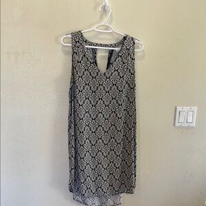 Elegant Black and White Sleeveless Dress